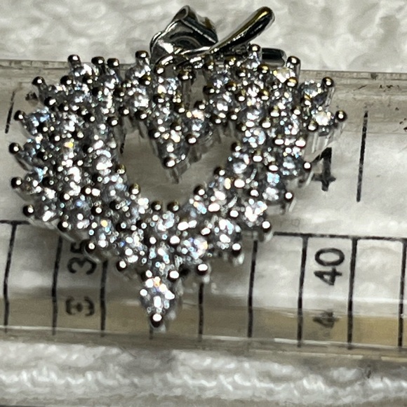 🖤Pretty dangle-pave setting heart earrings —silver tone NWOT - Picture 6 of 8